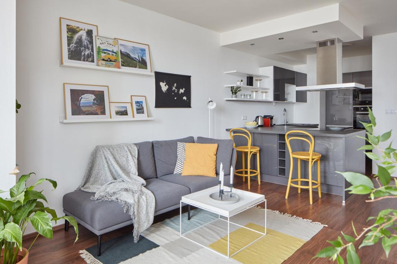 Days - Bright Interior - Free Parking - Spacious Layout